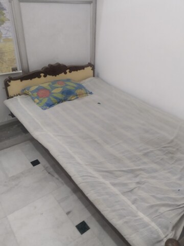 Room in 1.5 BHK Builder Floor at Gomti Nagar – for Rent