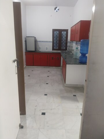 Kitchen in 1.5 BHK Builder Floor at Gomti Nagar – for Rent