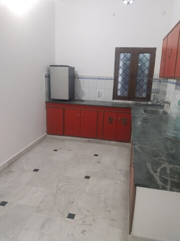 Kitchen in 1.5 BHK Builder Floor at Gomti Nagar – for Rent