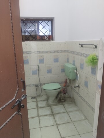 Bathroom in 1.5 BHK Builder Floor at Gomti Nagar – for Rent