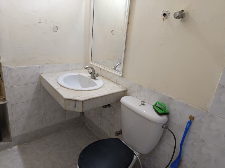 Bathroom, auram-floor 3 Bedroom 1650 Sq.Ft. Builder Floor In South City 2 Gurgaon 8962881