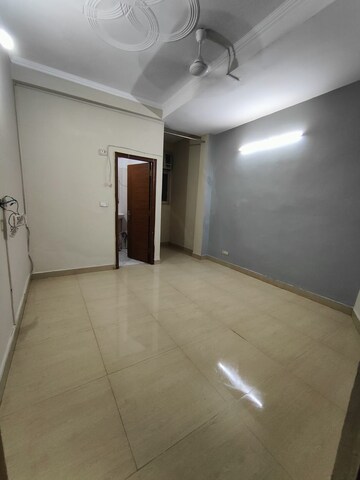 Room in 3 BHK Builder Floor at DLF City Phase V, Dlf Phase V – for Rent
