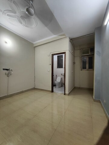 Room in 3 BHK Builder Floor at DLF City Phase V, Dlf Phase V – for Rent