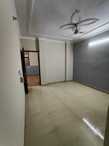 Room in 3 BHK Builder Floor at DLF City Phase V, Dlf Phase V – for Rent