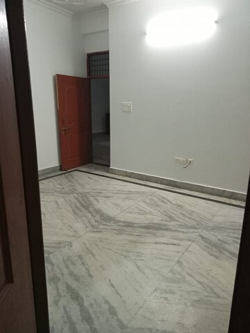 Room in 3 BHK Builder Floor at Gomti Nagar – for Rent