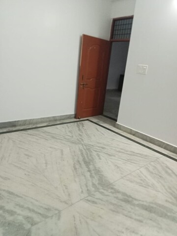 Room in 3 BHK Builder Floor at Gomti Nagar – for Rent