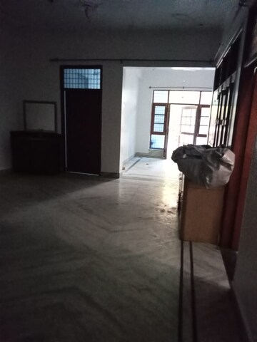 Room in 3 BHK Builder Floor at Gomti Nagar – for Rent