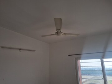 Room in 3 BHK Apartment at Sushant Golf City – for Rent