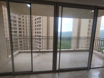 Room in 3 BHK Apartment at Hiranandani Fortune City, New Panvel – for Rent