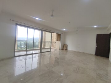Room in 3 BHK Apartment at Hiranandani Fortune City, New Panvel – for Rent