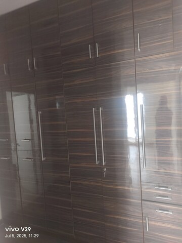Room in 3 BHK Apartment at Unitech Heritage City, Sector 25 – for Rent