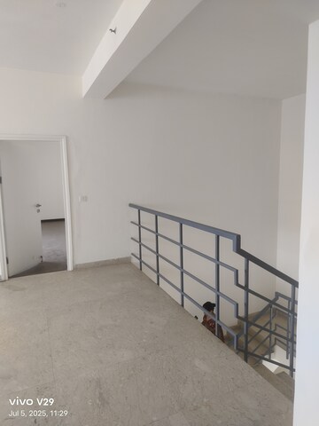 Room in 4 BHK Penthouse at DLF Ridgewood Estate, Dlf Phase iv – for Rent