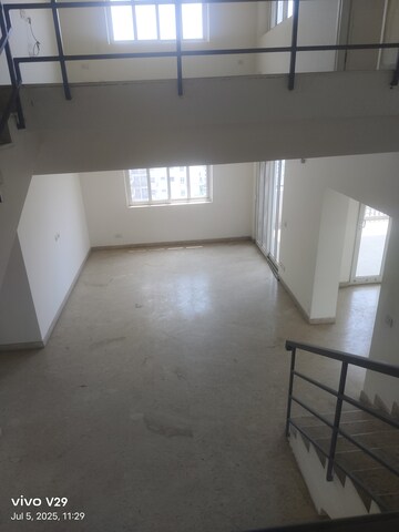 Room in 4 BHK Penthouse at DLF Ridgewood Estate, Dlf Phase iv – for Rent