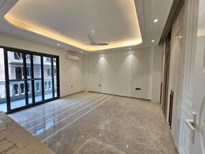 Room in 4 BHK Apartment at DLF The Summit, Dlf Phase V – for Sale