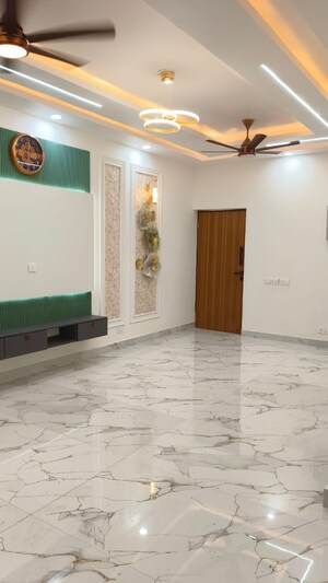 Room in 3.5 BHK Apartment at Ansal Sushant Apartments, Sushant Lok I – for Sale