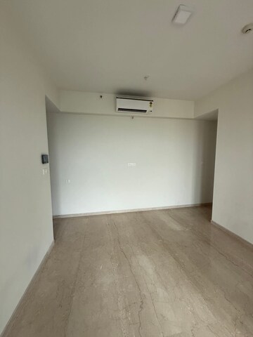 Room in 2 BHK Apartment at Piramal Aranya, Byculla – for Rent