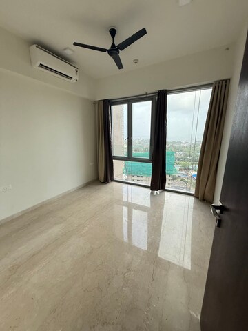 Room in 2 BHK Apartment at Piramal Aranya, Byculla – for Rent