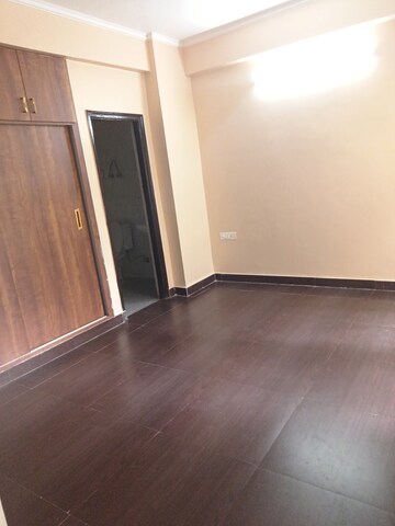 Room in 2.5 BHK Apartment at Aims Golf City, Sector 75 – for Rent
