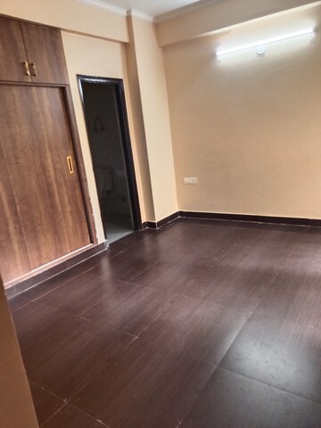 Room in 2.5 BHK Apartment at Aims Golf City, Sector 75 – for Rent
