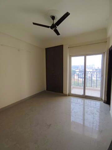 Room in 3 BHK Apartment at Amrapali Centurian Park, Tech Zone 4 Greater Noida – for Sale