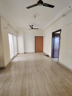 Room in 3 BHK Apartment at Amrapali Centurian Park, Tech Zone 4 Greater Noida – for Sale