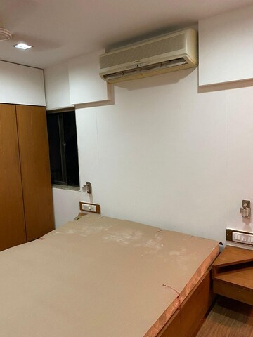 Room in 2 BHK Apartment at The Arcade, Cuffe Parade – for Rent