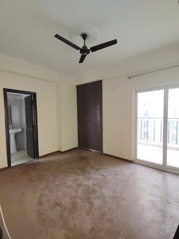 Room in 3 BHK Apartment at Amrapali Centurian Park, Tech Zone 4 Greater Noida – for Rent