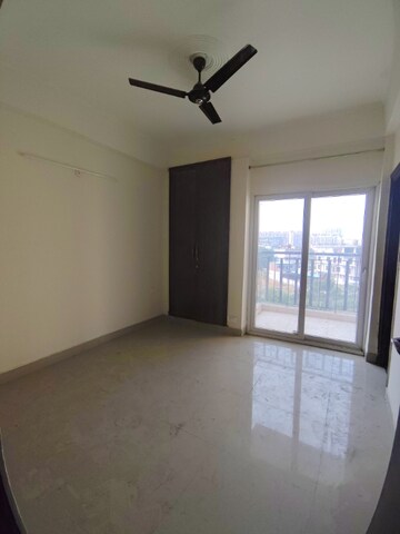 Room in 3 BHK Apartment at Amrapali Centurian Park, Tech Zone 4 Greater Noida – for Rent