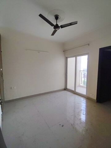 Room in 3 BHK Apartment at Amrapali Centurian Park, Tech Zone 4 Greater Noida – for Rent
