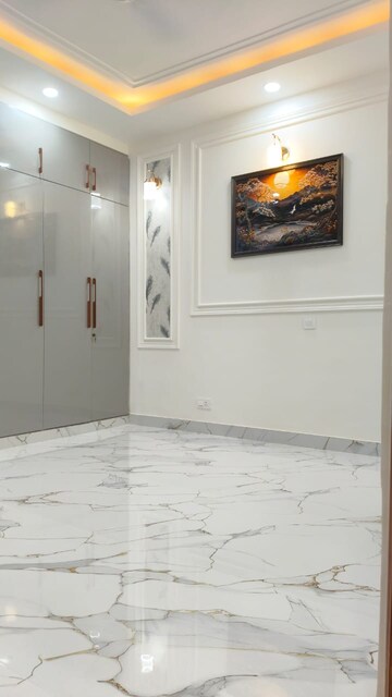 Room in 3 BHK Apartment at Royal Homez, Sector 43 – for Sale