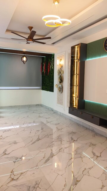 Room in 3 BHK Apartment at Royal Homez, Sector 43 – for Sale
