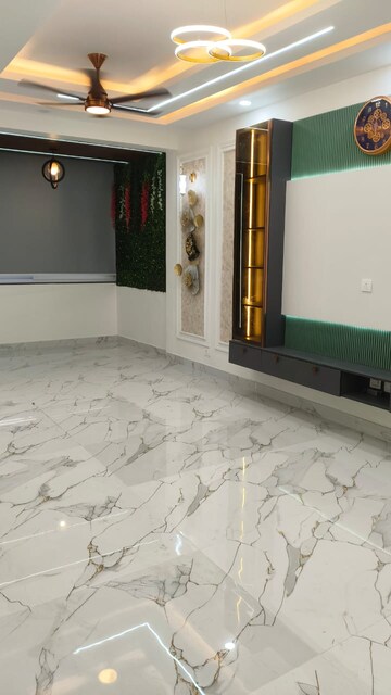 Room in 3 BHK Apartment at Royal Homez, Sector 43 – for Sale