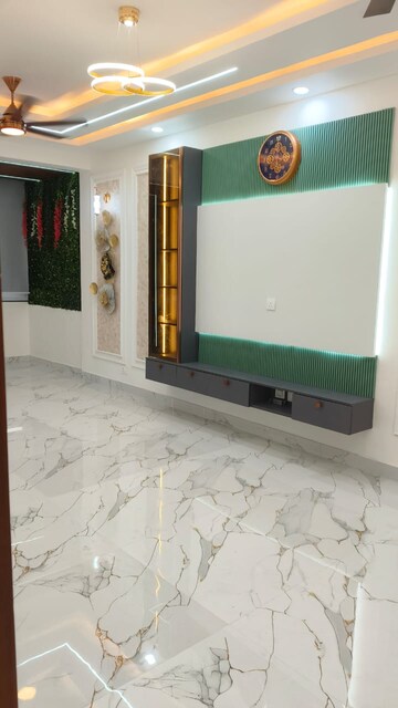 Room in 3 BHK Apartment at Royal Homez, Sector 43 – for Sale