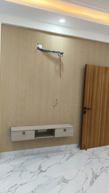 Furnished Amenities in 3 BHK Apartment at Royal Homez, Sector 43 – for Sale
