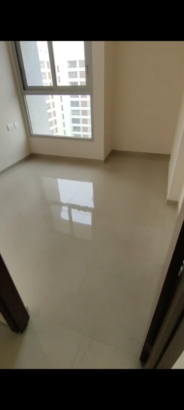 Room in 2 BHK Apartment at Piramal Vaikunth, Balkum Pada – for Rent