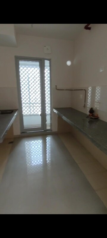 Room in 2 BHK Apartment at Piramal Vaikunth, Balkum Pada – for Rent