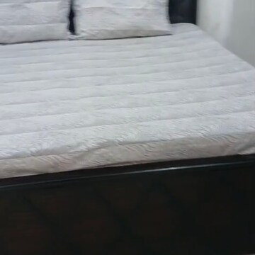 Room in 2.5 BHK Apartment at Logix Blossom County, Sector 137 – for Rent