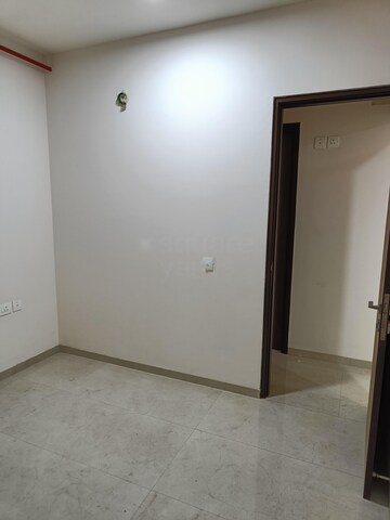 Room in 2 BHK Apartment at Kalpataru Paramount, Kapur Bawdi – for Rent