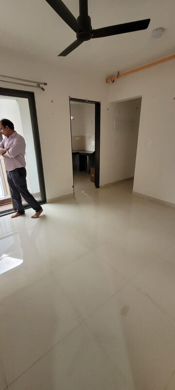 Room in 1 BHK Apartment at Lodha Amara, Kolshet Road – for Rent