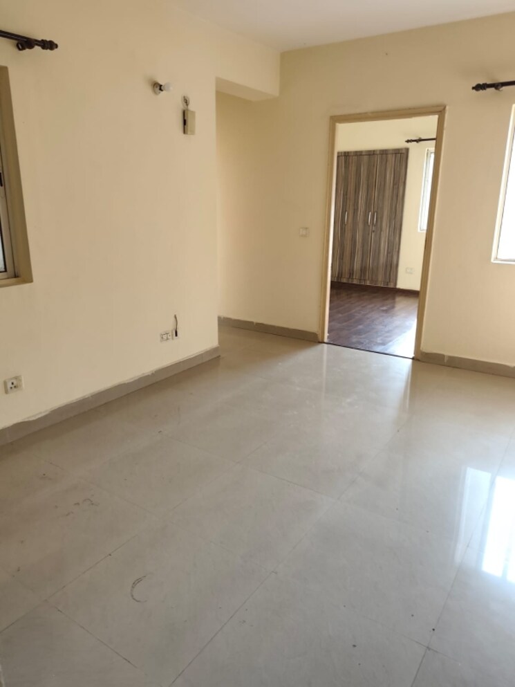 Room, paras-seasons 2 Bedroom 830 Sq.Ft. Apartment In Sector 168 Noida 8963761