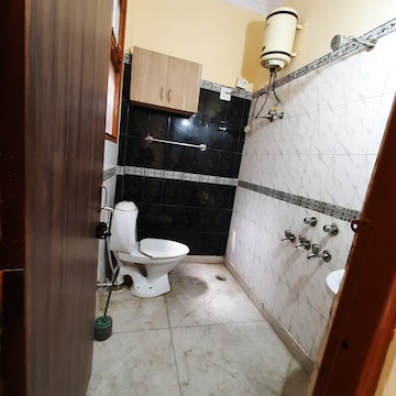 Team Area in 1 BHK Builder Floor at Lajpat Nagar ii – for Rent