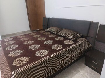 Bedroom in 3 BHK Builder Floor at Dlf Phase ii – for Rent