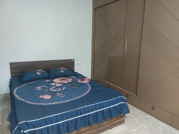 Bedroom in 3 BHK Builder Floor at Dlf Phase ii – for Rent