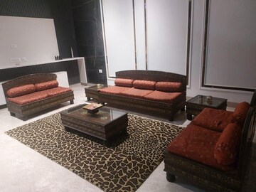 Bedroom in 3 BHK Builder Floor at Dlf Phase ii – for Rent
