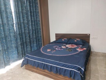 Bedroom in 3 BHK Builder Floor at Dlf Phase ii – for Rent