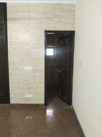 Room in 3 BHK Apartment at Sarita Vihar – for Rent