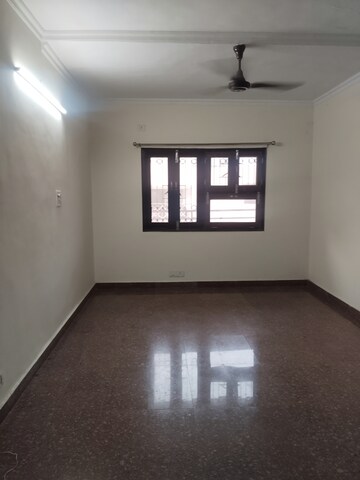 Room in 3 BHK Apartment at Sarita Vihar – for Rent