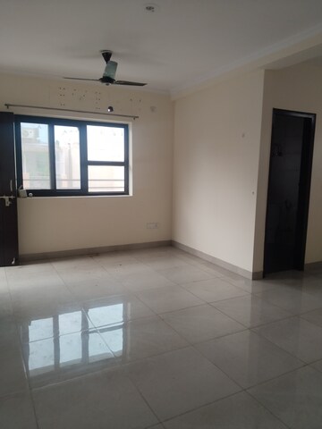Room in 3 BHK Apartment at Sarita Vihar – for Rent