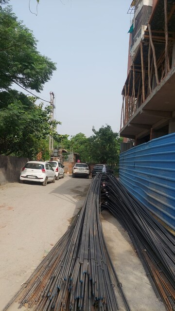 Parking in 2 BHK Builder Floor at Sector 72 – for Sale