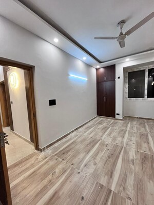 Room in 3.5 BHK Builder Floor at DLF Building 10, Dlf Phase ii – for Sale